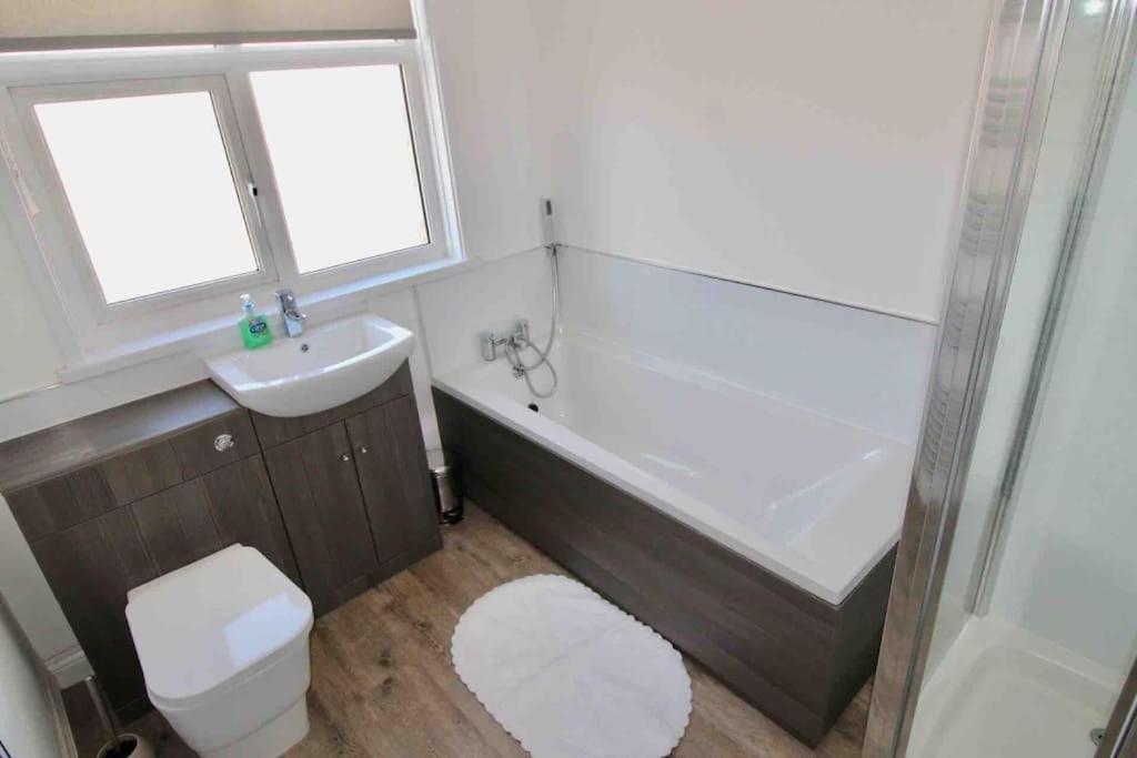 Tidesreach Filey, Sleeps 13, Close To Beach Exterior photo