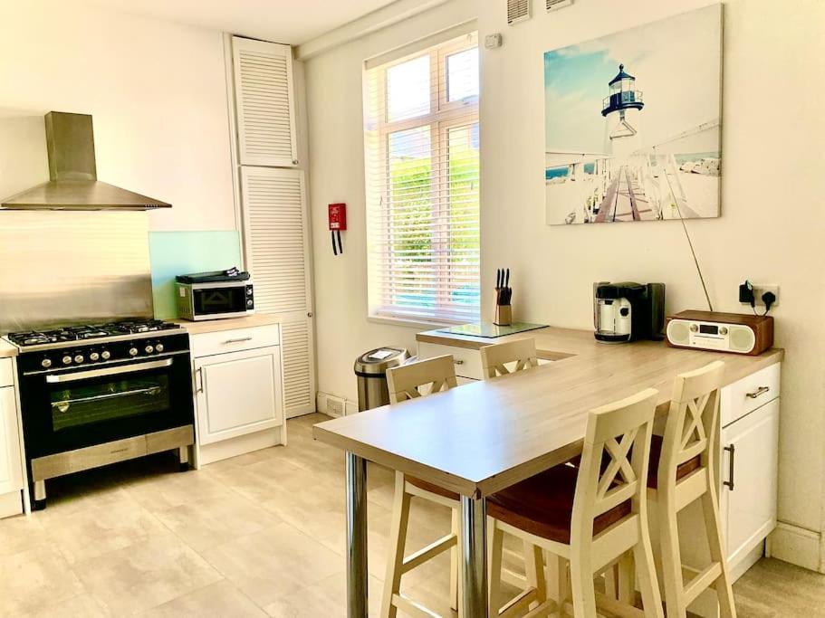 Tidesreach Filey, Sleeps 13, Close To Beach Exterior photo