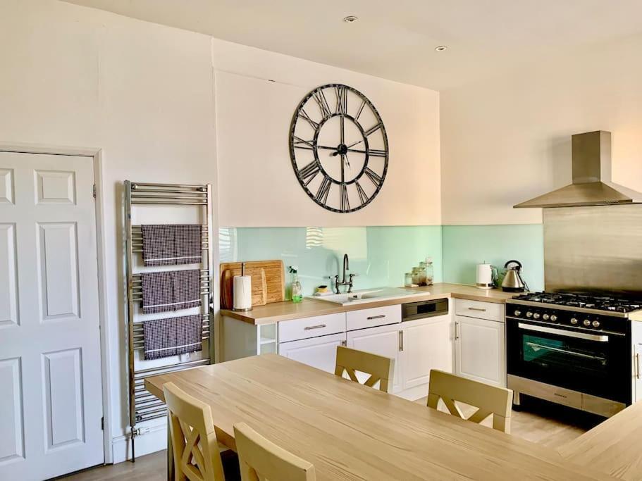 Tidesreach Filey, Sleeps 13, Close To Beach Exterior photo