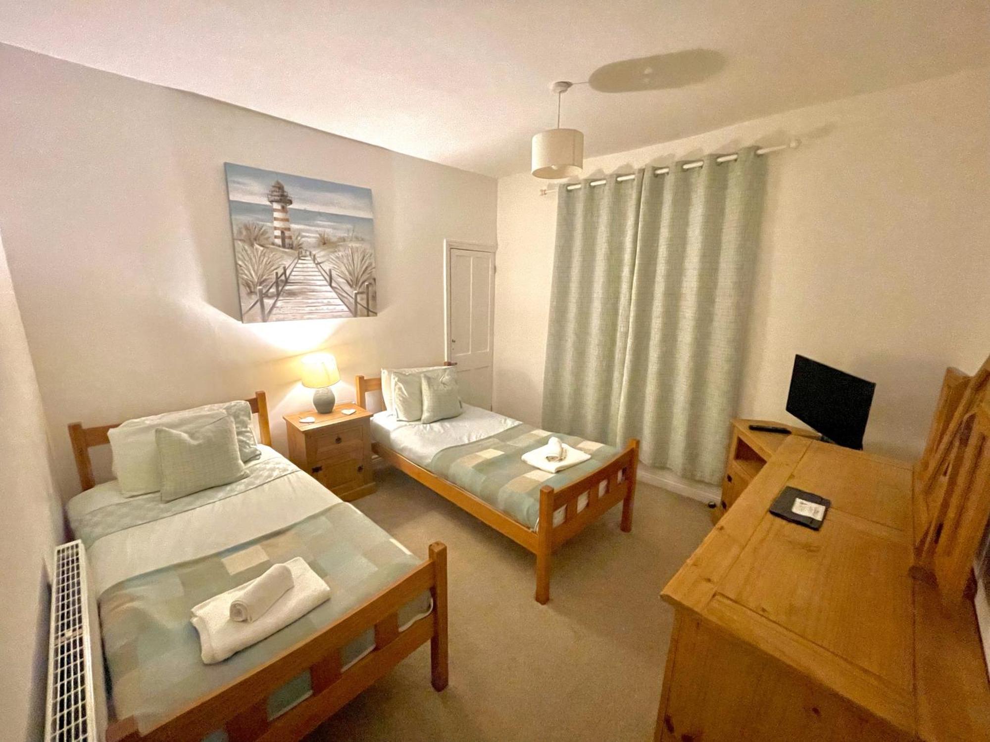 Tidesreach Filey, Sleeps 13, Close To Beach Exterior photo